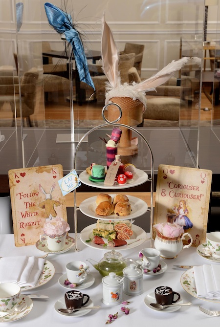 Mad Hatter.s Afternoon Tea with Lomax & Skinner Display copia